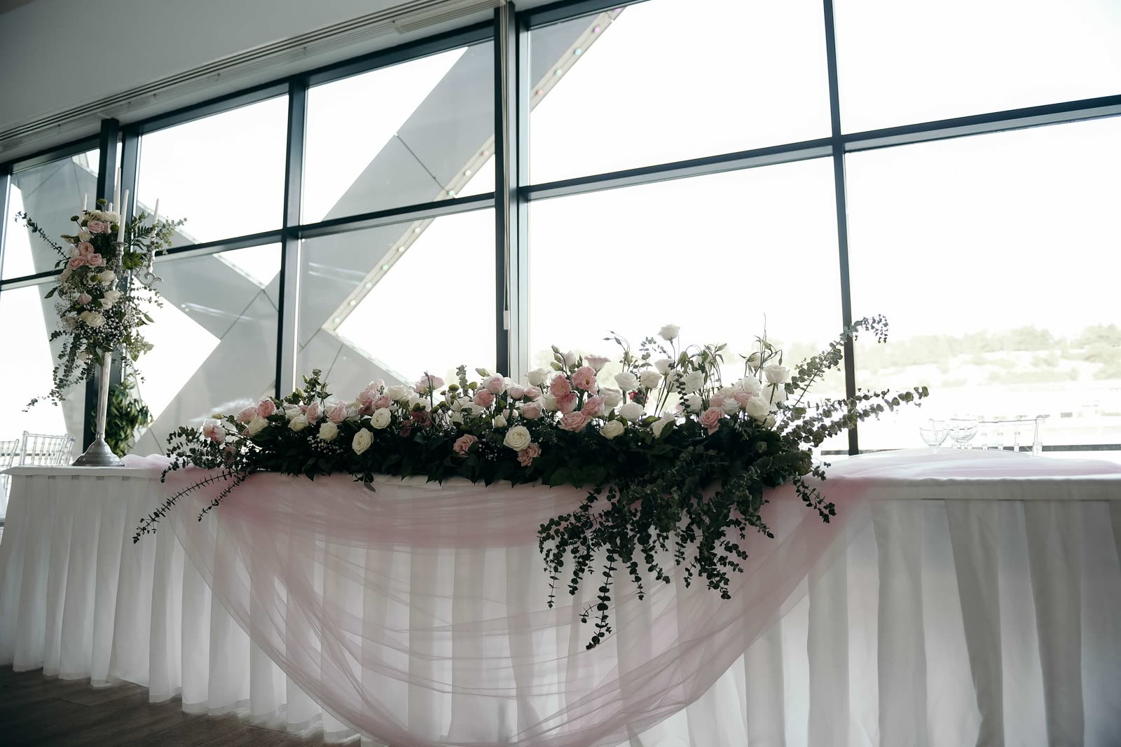 Bridal Bouquet, Intimna venčanja in Italija, 2024 — Buket bele i puder roze ruže, vezan satenom — planned and designed by KB Weddings &…