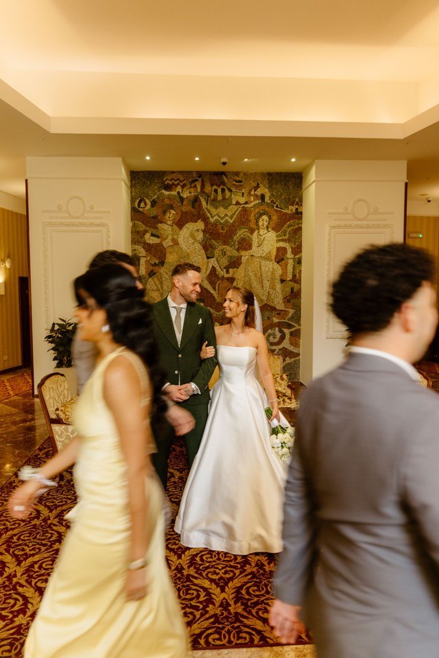Družice, Intimna venčanja in Jelena & Dejan, 2023 — Družice u boji putera oko mlade, crno-beli kadar — planned and designed by KB Weddings…